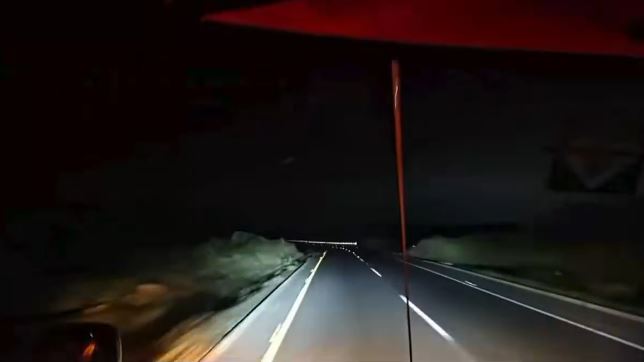 VIDEO: Trailero aplasta a asaltante que usaba luz láser para asaltarlo