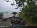 VIDEO: Policías municipales bajan al conductor de una grúa y le dan una golpiza