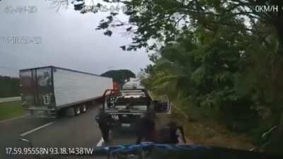 VIDEO: Policías municipales bajan al conductor de una grúa y le dan una golpiza