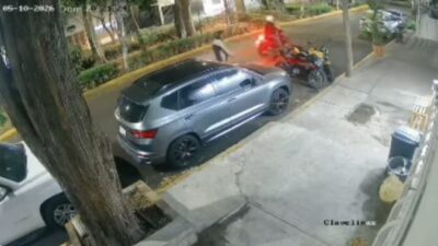 VIDEO: Rateros intentaban llevarse una moto cuando el dueño los sorprendió