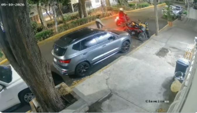 VIDEO: Rateros intentaban llevarse una moto cuando el dueño los sorprendió