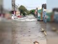 VIDEO: Megafuga de agua provoca inundación, daños en casas y decenas de autos varados