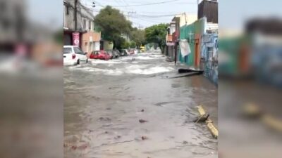 VIDEO: Megafuga de agua provoca inundación, daños en casas y decenas de autos varados