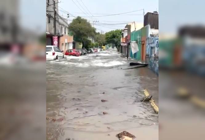 VIDEO: Megafuga de agua provoca inundación, daños en casas y decenas de autos varados