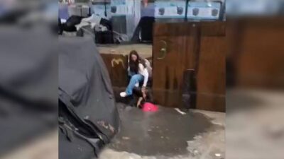 VIDEO. Mujeres caen en una enorme zanja llena de agua; vecinos las rescatan