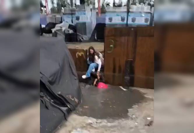 VIDEO. Mujeres caen en una enorme zanja llena de agua; vecinos las rescatan