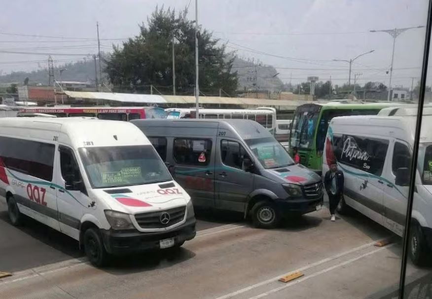 VIDEO: Conductor y chofer de combi se dan con todo por bloqueo en paradero del Metro