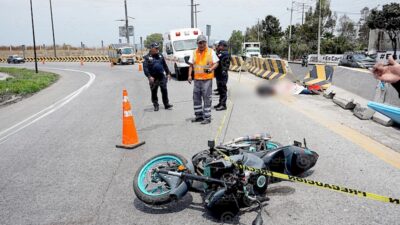 TRAGEDIA. Bíker muere al chocar contra un muro del Circuito Mexiquense; su casco se partió en dos