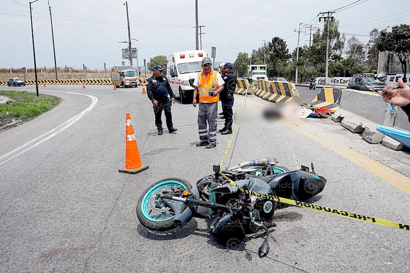 TRAGEDIA. Bíker muere al chocar contra un muro del Circuito Mexiquense; su casco se partió en dos