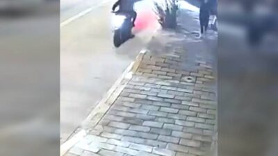 VIDEO. ‘Tierra sin ley’; asaltantes en moto amenazan con armas a una mujer