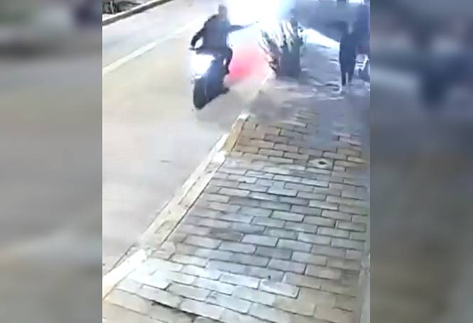 VIDEO. ‘Tierra sin ley’; asaltantes en moto amenazan con armas a una mujer
