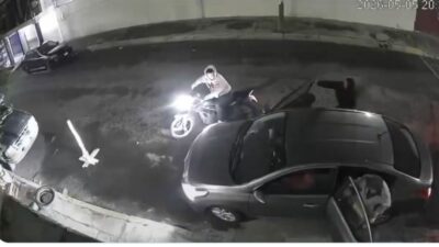 VIDEO: ‘¡Bájese, señora!’; asaltantes amenazan a una familia y les quitan su auto