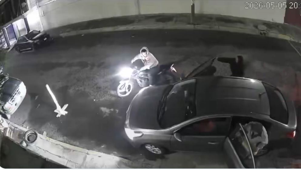 VIDEO: ‘¡Bájese, señora!’; asaltantes amenazan a una familia y les quitan su auto