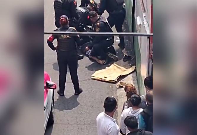 VIDEO: Policías someten a sujeto drogado que amenazaba a todos con un cuchillo