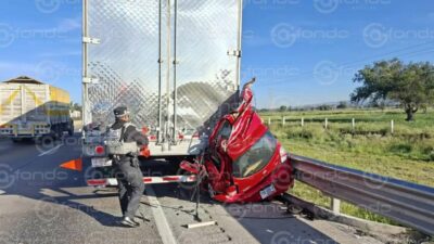 TERRIBLE: Dos viajaban en un auto compacto y mueren aplastados por un tráiler