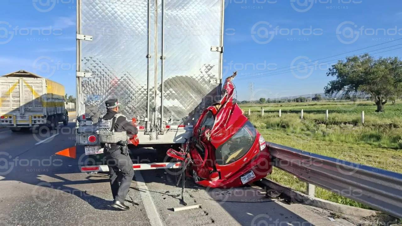 TERRIBLE: Dos viajaban en un auto compacto y mueren aplastados por un tráiler