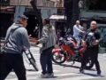 VIDEO: Motociclistas en grupo agreden a trabajadores que cerraron la avenida por obras