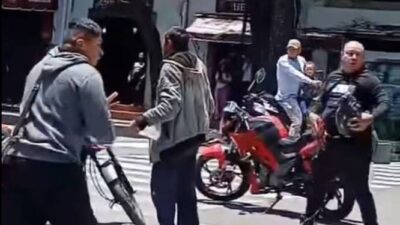 VIDEO: Motociclistas en grupo agreden a trabajadores que cerraron la avenida por obras