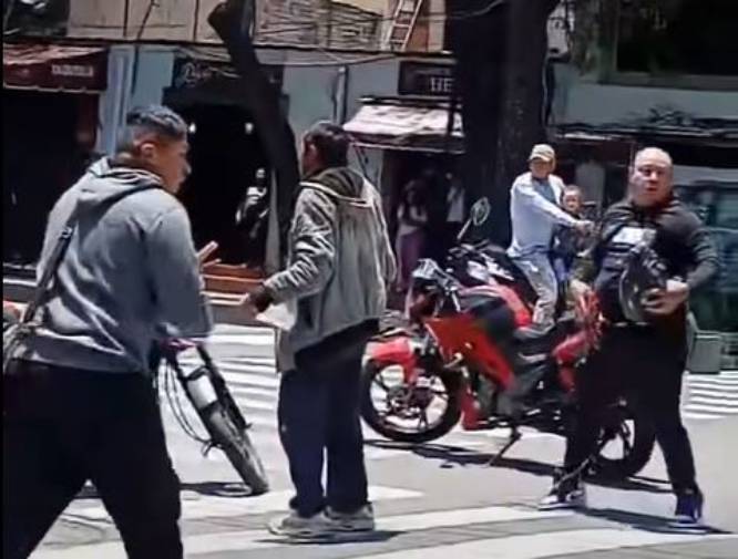 VIDEO: Motociclistas en grupo agreden a trabajadores que cerraron la avenida por obras