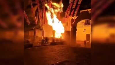 VIDEO: Fiesta patronal termina en tragedia; señora muere tras explosión por pirotecnia