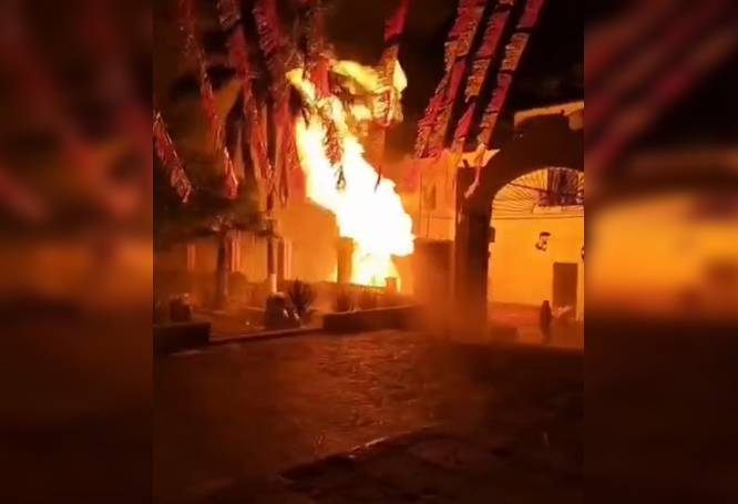 VIDEO: Fiesta patronal termina en tragedia; señora muere tras explosión por pirotecnia