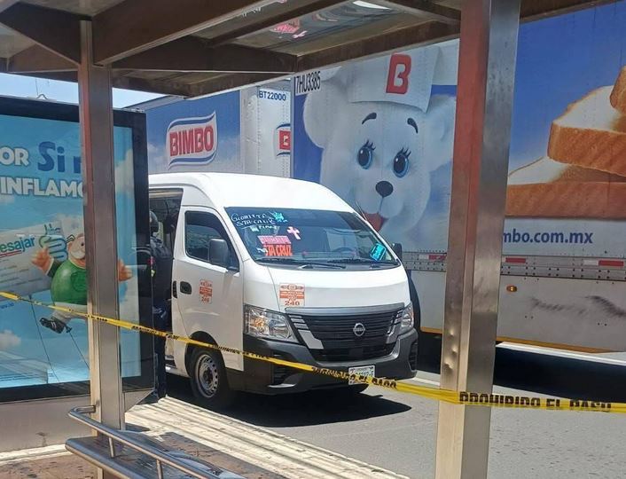 TERROR. Pasajero forcejea con asaltantes en una combi y una mujer recibe un balazo