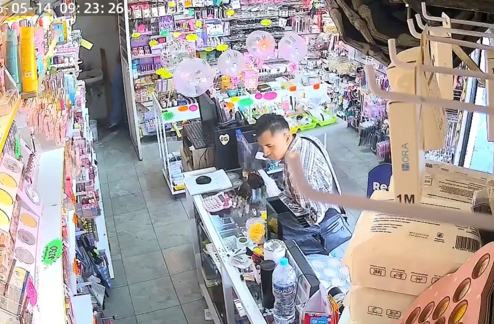 VIDEO. Sujeto distrae a la joven empleada de un local para robarle su celular
