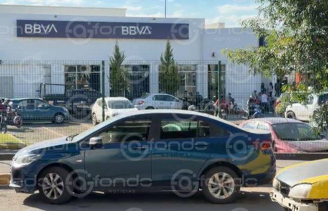 URGENTE: Asaltan a elemento de la Guardia Nacional antes de entrar a un BBVA; los rateros huyeron a pie