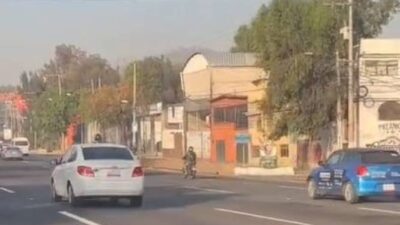 VIDEO: ‘Retando a la muerte’; joven en un scooter circula ‘como si nada’ en una carretera