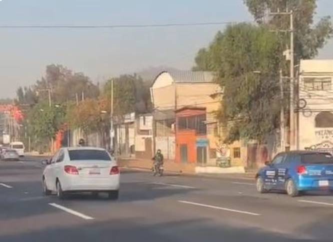 VIDEO: ‘Retando a la muerte’; joven en un scooter circula ‘como si nada’ en una carretera