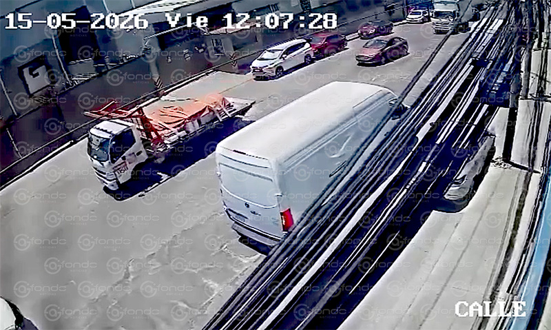 VIDEO. Conductor de la empresa Home Depot choca con tres vehículos y se da a la fuga sin pagar los daños