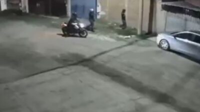 VIDEO: Jovencito avienta su celular a la azotea para no dárselo a asaltantes
