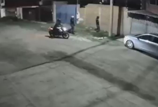 VIDEO: Jovencito avienta su celular a la azotea para no dárselo a asaltantes
