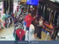 VIDEO: Criminal armado amenaza a dos chavitos y a una joven empleada
