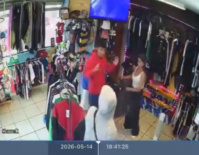 VIDEO: Criminal armado amenaza a dos chavitos y a una joven empleada