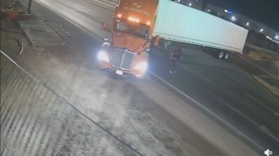 VIDEO: Trailero da un mal giro y le pasa por encima a un hombre en motocicleta