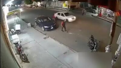 VIDEO: Ratero usa una llave ‘chorla’ y se lleva una motocicleta estacionada