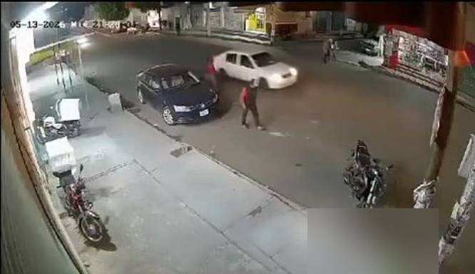 VIDEO: Ratero usa una llave ‘chorla’ y se lleva una motocicleta estacionada