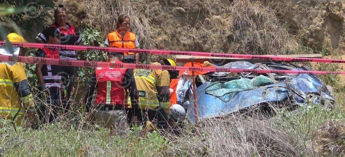 VIDEO. Cuatro amigos adolescentes tomaron, iban en un auto y mueren al caer al barranco