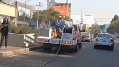 VIDEO: Graban pipa de gas que circulaba con una fuga y la manguera zafada