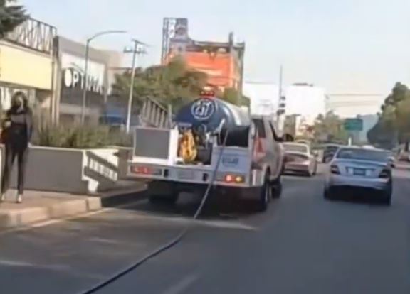 VIDEO: Graban pipa de gas que circulaba con una fuga y la manguera zafada