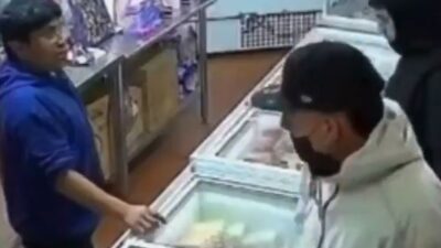VIDEO: ‘¡Truénale el cuete!’; asaltantes amenazan a jovencito empleado de una paletería