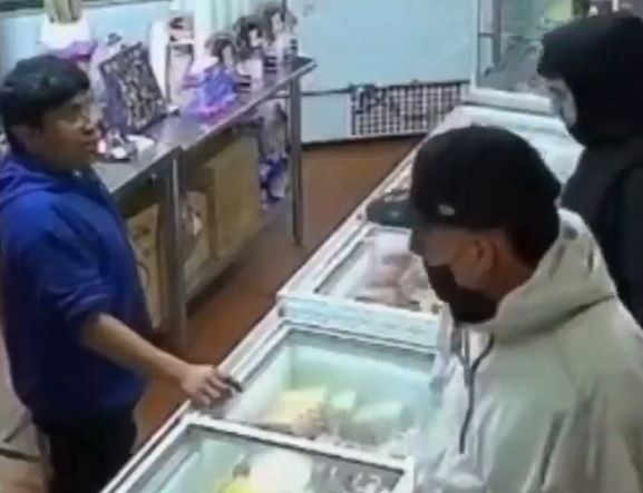 VIDEO: ‘¡Truénale el cuete!’; asaltantes amenazan a jovencito empleado de una paletería