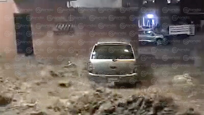 VIDEO. Camionetas, motocicletas y personas son arrastradas por las fuertes lluvias en Edomex