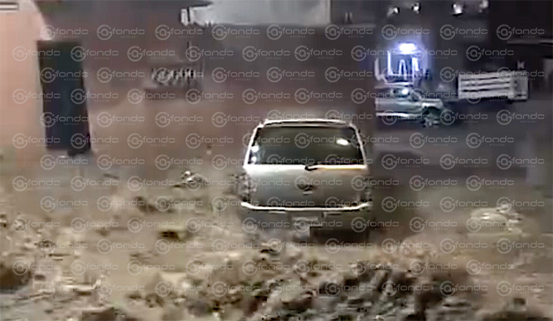 VIDEO. Camionetas, motocicletas y personas son arrastradas por las fuertes lluvias en Edomex