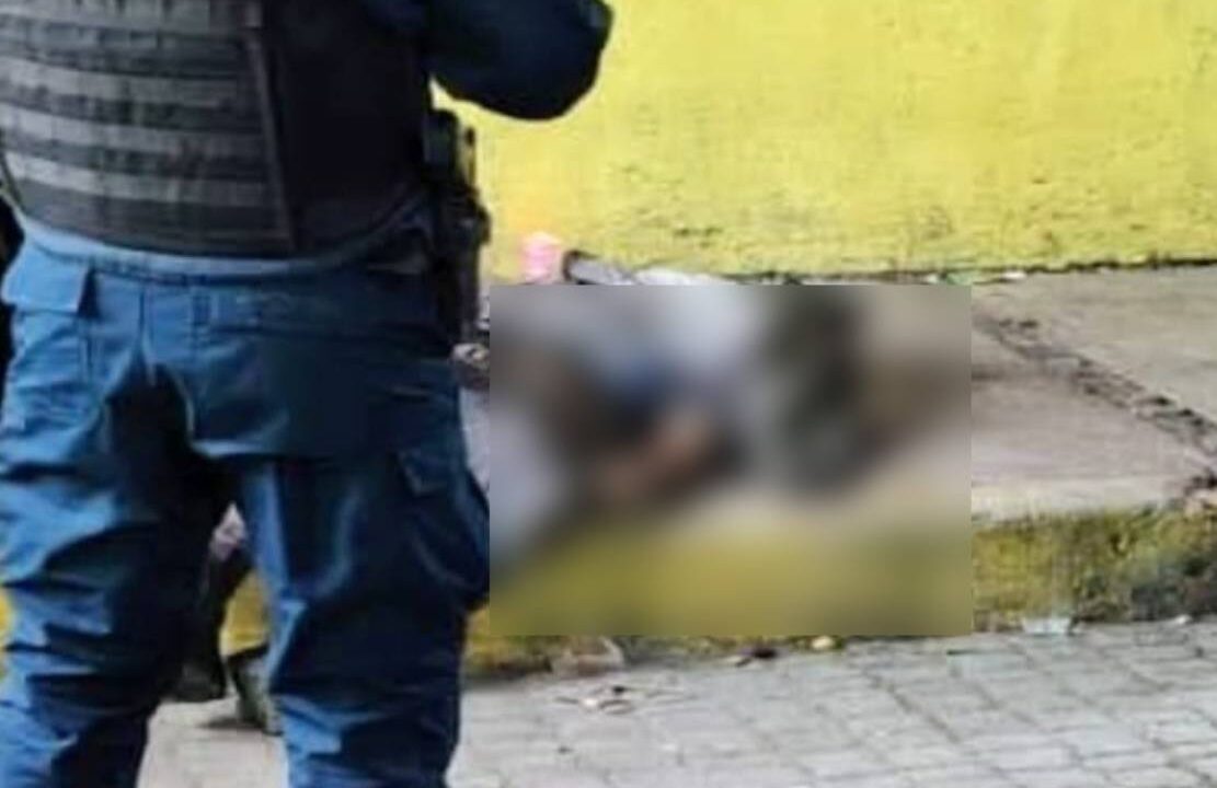 VIOLENCIA: Él tenía una herida en el abdomen y murió desangrado en la banqueta