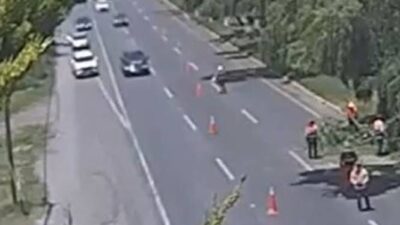 VIDEO. Mujer detenida salta de la patrulla y escapa corriendo de policías en Edomex