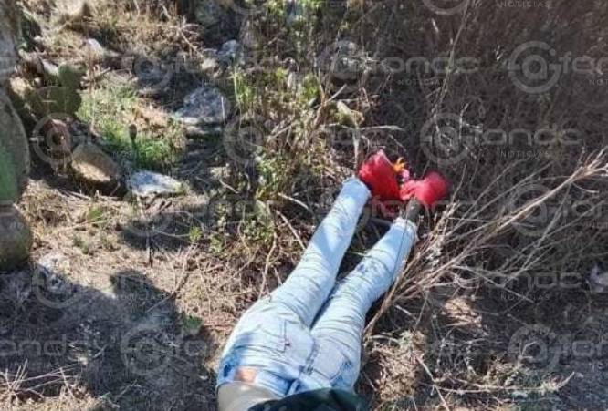 FEMINICIDIO #46. Jovencita con tenis rojos es encontrada sin vida en un paraje de Edomex