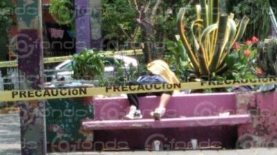 TRISTEZA. Él trabajaba en una pollería, pero hoy amaneció muerto en una jardinera
