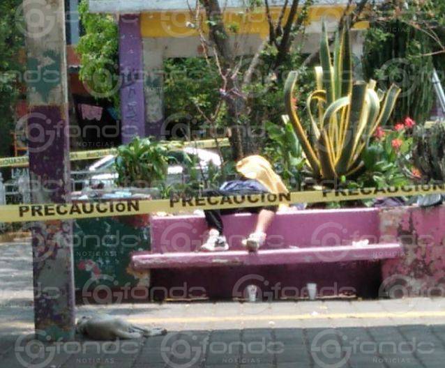 TRISTEZA. Él trabajaba en una pollería, pero hoy amaneció muerto en una jardinera